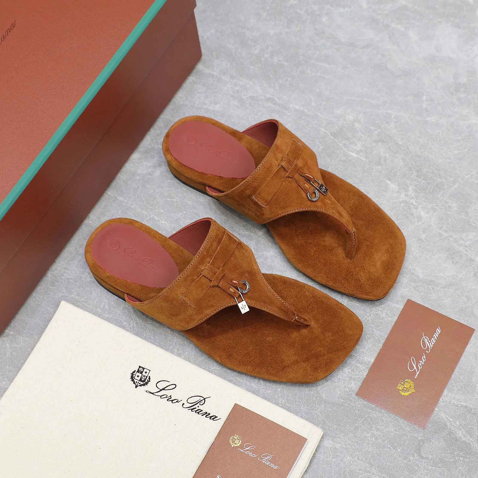 👟👟Ex-factory price 560👟👟 Purchasing-grade [Loro Piana] LP Mindil series T-strap thong sandals ✔️Top quality ✔️Soft sheep leather forms a tailor-made band that meets at the top of the upper and is fixed by a strong elastic ankle design. One is adorned with a discreet horn padlock, the other a gold circle badge. With its simple construction and sophisticated feel, these sandals are ideal for summer. ✔️Material: imported sheepskin fabric, sheepskin lining and feet ✔️Imported genuine leather outsole ✔️Code number: 35-42 (35/41/42 custom-made, non-refundable)